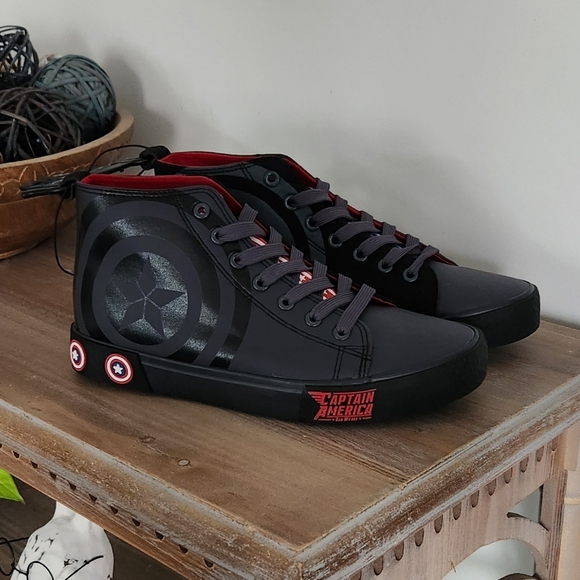 ๐ Captain America High-Top Sneakers โ Size 8 โ Marvel Avengers โ New with Tags - Picture 12 of 12
